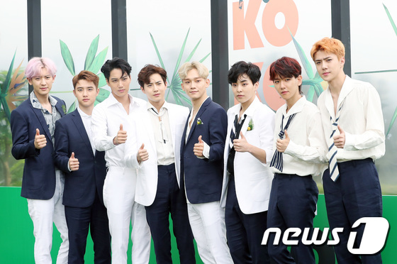 EXO trở lại: Có đẹp tựa hoàng tử giống fan xuýt xoa hay vừa sến vừa xuống sắc? - Ảnh 2. EXO trở lại: Có đẹp tựa hoàng tử giống fan xuýt xoa hay vừa sến vừa xuống sắc? - Ảnh 2.