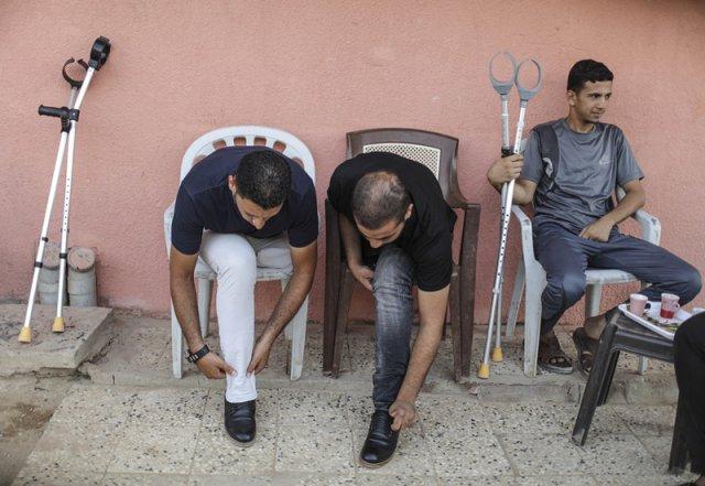 Câu chuyện tình bạn cảm động: 2 người đàn ông cụt chân và đi chung với nhau 1 đôi giày - Ảnh 1. Câu chuyện tình bạn cảm động: 2 người đàn ông cụt chân và đi chung với nhau 1 đôi giày - Ảnh 1.