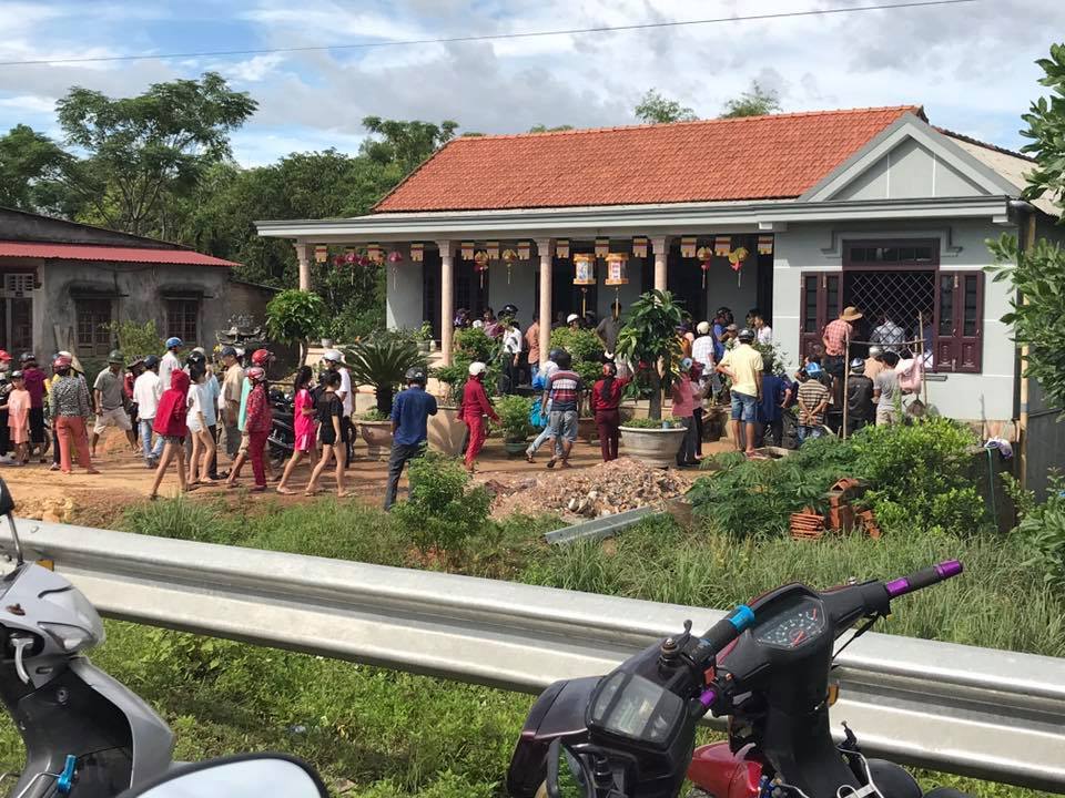 Nghi đột nhập vào nhà bắt cóc trẻ em, một người phụ nữ bị dân làng vây bắt - Ảnh 2. Nghi đột nhập vào nhà bắt cóc trẻ em, một người phụ nữ bị dân làng vây bắt - Ảnh 2.