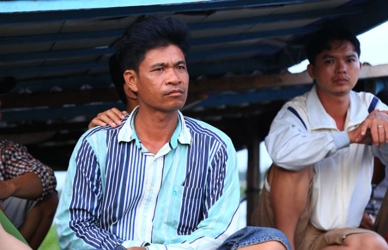 Chìm tàu 2 mẹ con mất tích: Vợ con tôi nằm dưới sông lạnh lắm - Ảnh 1. Chìm tàu 2 mẹ con mất tích: Vợ con tôi nằm dưới sông lạnh lắm - Ảnh 1.