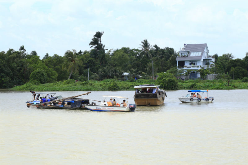 Chìm tàu 2 mẹ con mất tích: Vợ con tôi nằm dưới sông lạnh lắm - Ảnh 2. Chìm tàu 2 mẹ con mất tích: Vợ con tôi nằm dưới sông lạnh lắm - Ảnh 2.