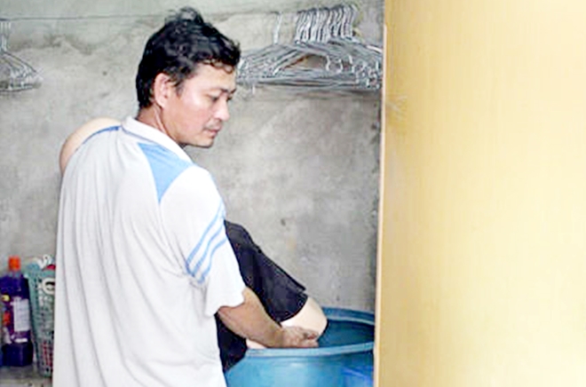 Bỏ vợ bị thương vào thùng nước đến chết rồi nói tự tử - Ảnh 1. Bỏ vợ bị thương vào thùng nước đến chết rồi nói tự tử - Ảnh 1.