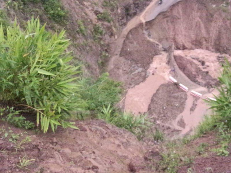 Sạt lở đất đá ở Lai Châu vùi lấp 2 bố con - Ảnh 2. Sạt lở đất đá ở Lai Châu vùi lấp 2 bố con - Ảnh 2.