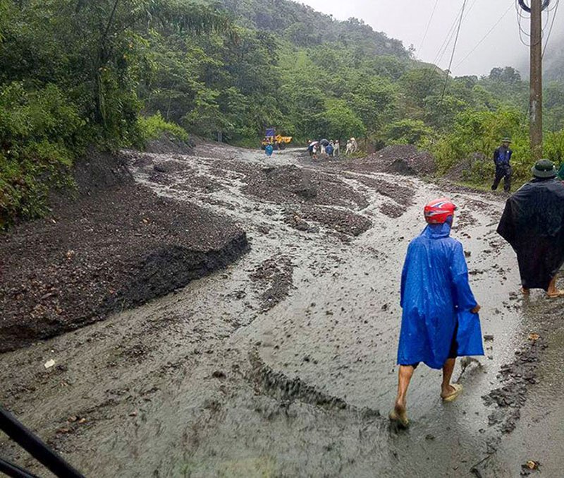 Sạt lở đất đá ở Lai Châu vùi lấp 2 bố con - Ảnh 8. Sạt lở đất đá ở Lai Châu vùi lấp 2 bố con - Ảnh 8.