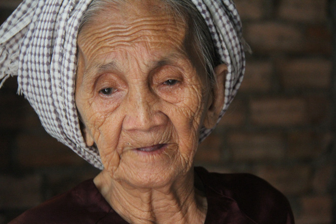 Nuôi tận 20 đứa cháu, cuối đời bà lão 90 tuổi còn nuôi thêm 2 chắt ngoại vì bố mất, mẹ đi lấy chồng khác - Ảnh 2. Nuôi tận 20 đứa cháu, cuối đời bà lão 90 tuổi còn nuôi thêm 2 chắt ngoại vì bố mất, mẹ đi lấy chồng khác - Ảnh 2.