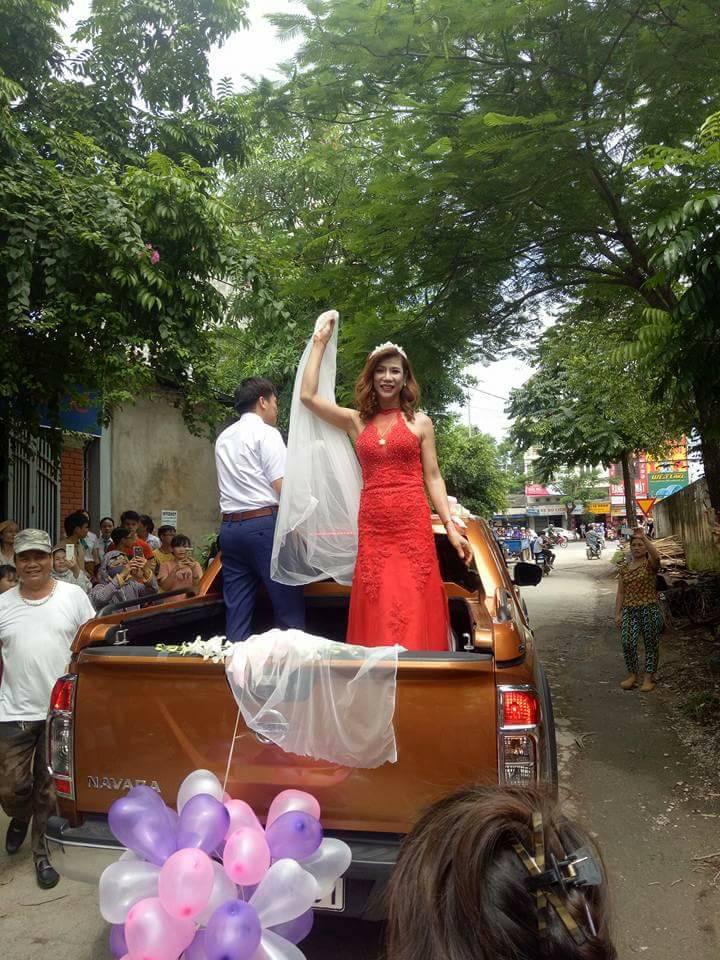 Hàng trăm người hiếu kì xem đám cưới của cô dâu chuyển giới và chú rể Thanh Hóa - Ảnh 2. Hàng trăm người hiếu kì xem đám cưới của cô dâu chuyển giới và chú rể Thanh Hóa - Ảnh 2.