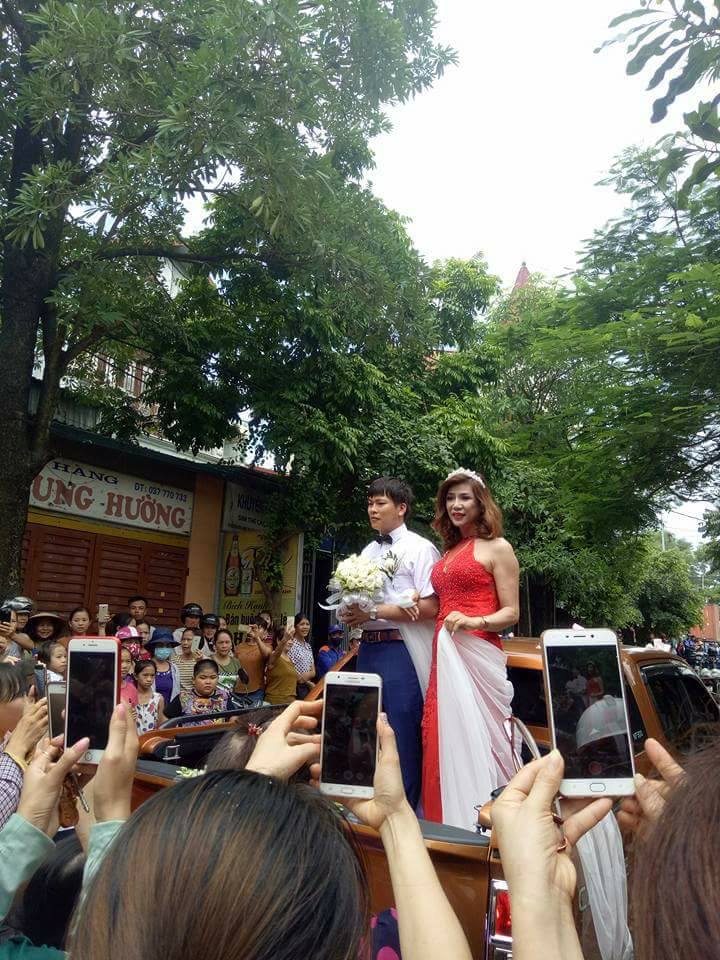 Hàng trăm người hiếu kì xem đám cưới của cô dâu chuyển giới và chú rể Thanh Hóa - Ảnh 3. Hàng trăm người hiếu kì xem đám cưới của cô dâu chuyển giới và chú rể Thanh Hóa - Ảnh 3.