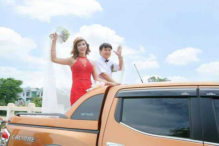 Hàng trăm người hiếu kì xem đám cưới của cô dâu chuyển giới và chú rể Thanh Hóa - Ảnh 1. Hàng trăm người hiếu kì xem đám cưới của cô dâu chuyển giới và chú rể Thanh Hóa - Ảnh 1.