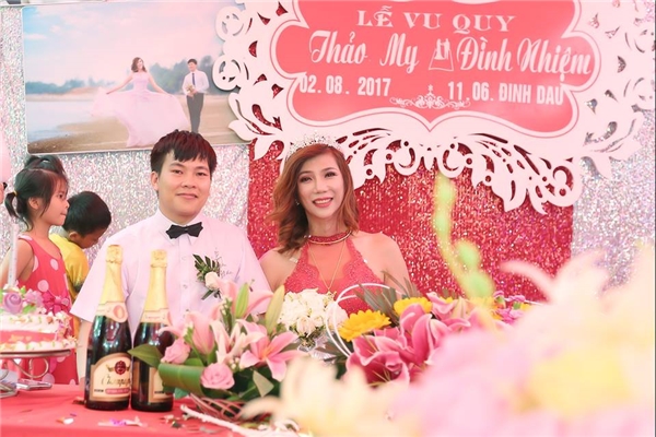 Hàng trăm người hiếu kì xem đám cưới của cô dâu chuyển giới và chú rể Thanh Hóa - Ảnh 10. Hàng trăm người hiếu kì xem đám cưới của cô dâu chuyển giới và chú rể Thanh Hóa - Ảnh 10.