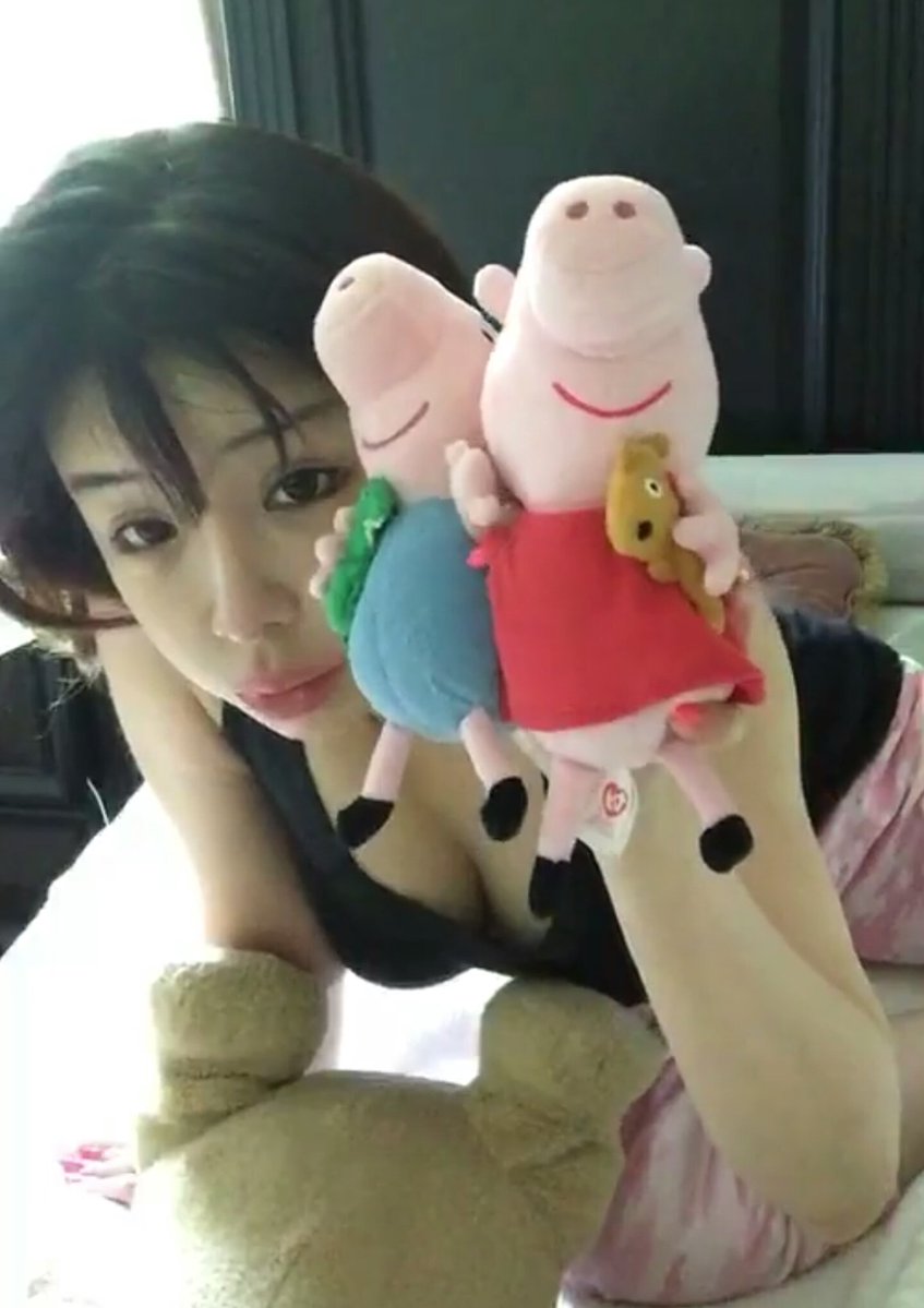 Park Bom khoe vòng 1 táo bạo và lộ gương mặt sưng vù - Ảnh 1. Park Bom khoe vòng 1 táo bạo và lộ gương mặt sưng vù - Ảnh 1.