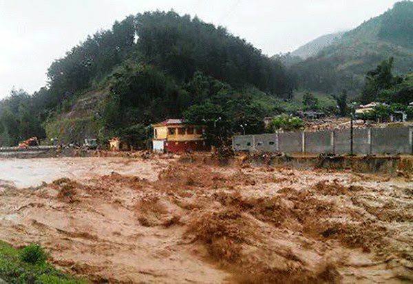 Sơn La: Đu dây tiếp gạo, trai tráng ngã dúi dụi dưới suối dữ - Ảnh 3. Sơn La: Đu dây tiếp gạo, trai tráng ngã dúi dụi dưới suối dữ - Ảnh 3.