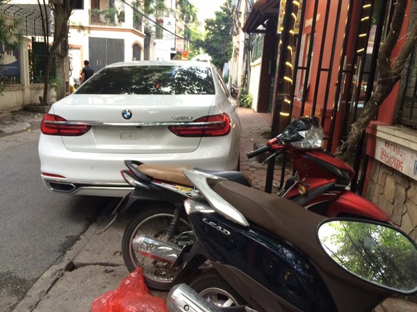 Đỗ xe thiếu ý thức, chủ nhân chiếc BMW nhận ngay bài học đắt giá - Ảnh 1.