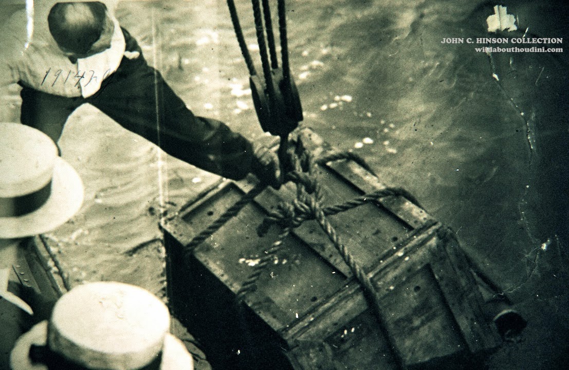 Lật tẩy màn ảo thuật kinh điển của Mỹ những năm đầu thế kỷ 20: còng tay nhốt trong thùng kín - Ảnh 2. Lật tẩy màn ảo thuật kinh điển của Mỹ những năm đầu thế kỷ 20: còng tay nhốt trong thùng kín - Ảnh 2.
