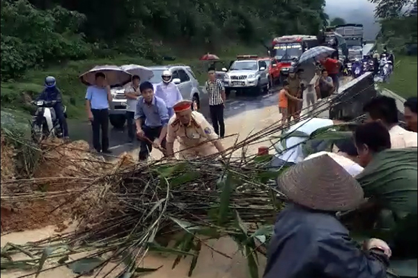 Sạt lở, quốc lộ 279 tê liệt, chia cắt TP Điện Biên Phủ - Ảnh 2. Sạt lở, quốc lộ 279 tê liệt, chia cắt TP Điện Biên Phủ - Ảnh 2.