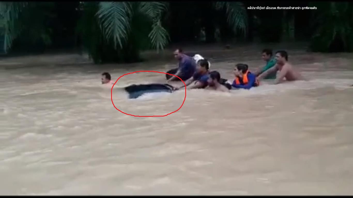 Hơn 50 người chung tay kéo chiếc ô tô đưa thi thể người phụ nữ gặp nạn ra khỏi vùng ngập lụt nặng - Ảnh 3. Hơn 50 người chung tay kéo chiếc ô tô đưa thi thể người phụ nữ gặp nạn ra khỏi vùng ngập lụt nặng - Ảnh 3.