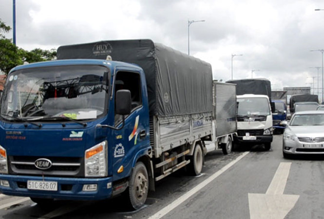 6 ô tô biến dạng sau cú tông liên hoàn ở TPHCM - Ảnh 1. 6 ô tô biến dạng sau cú tông liên hoàn ở TPHCM - Ảnh 1.