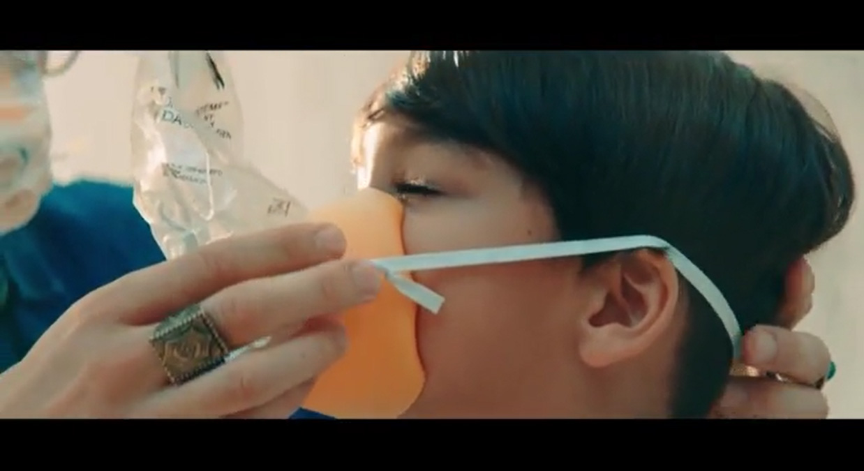 Không ai ngờ rằng thước phim nghệ thuật này lại là video hướng dẫn an toàn bay của Singapore Airlines - Ảnh 3. Không ai ngờ rằng thước phim nghệ thuật này lại là video hướng dẫn an toàn bay của Singapore Airlines - Ảnh 3.