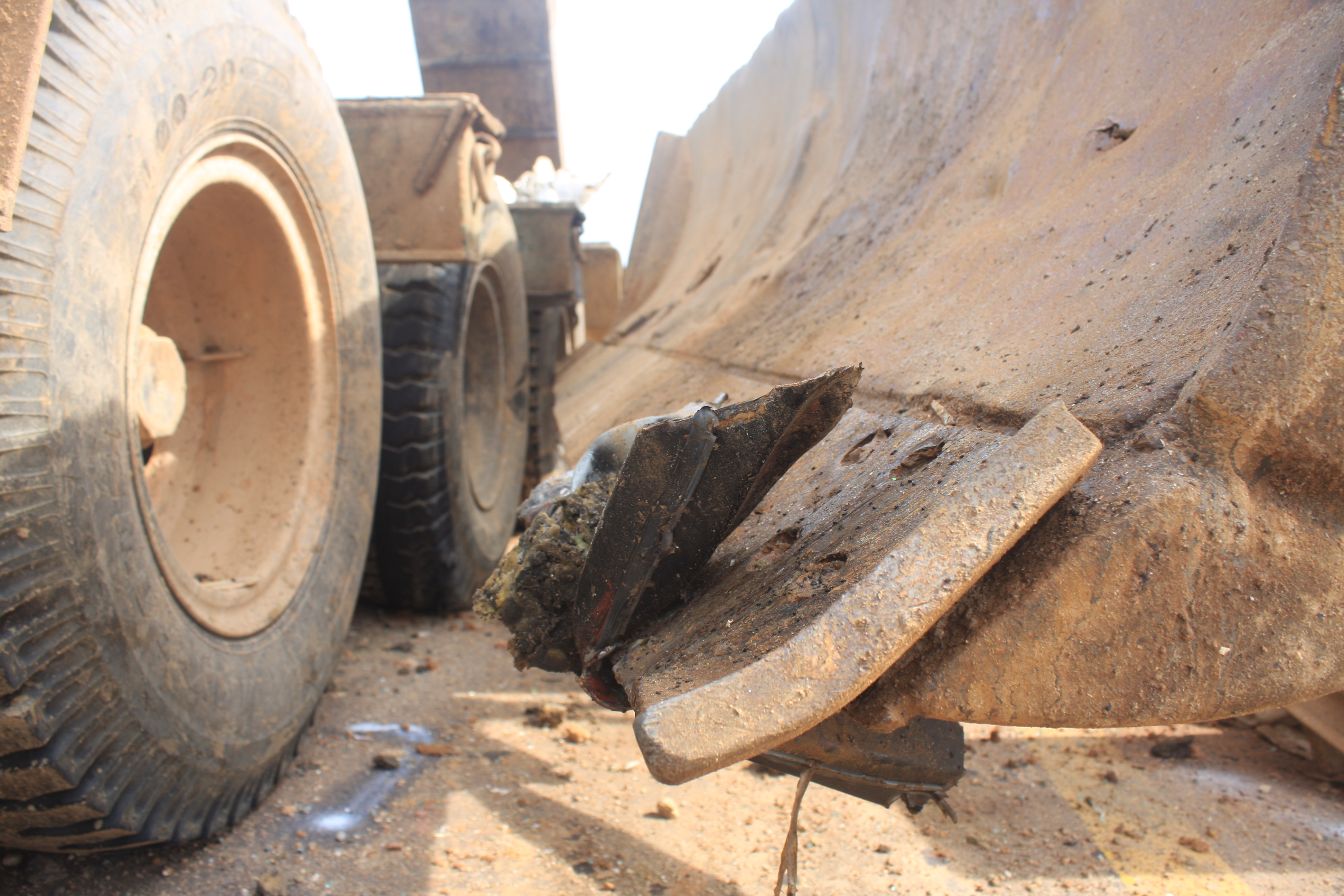 TNGT thảm khốc ở Bình Định: Xe khách va vào lưỡi máy ủi? - Ảnh 1. TNGT thảm khốc ở Bình Định: Xe khách va vào lưỡi máy ủi? - Ảnh 1.