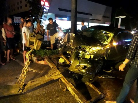 Xe Camry nát đầu sau cú va chạm, người dân phá cửa cứu tài xế - Ảnh 1. Xe Camry nát đầu sau cú va chạm, người dân phá cửa cứu tài xế - Ảnh 1.