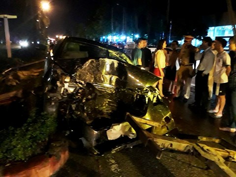 Xe Camry nát đầu sau cú va chạm, người dân phá cửa cứu tài xế - Ảnh 2. Xe Camry nát đầu sau cú va chạm, người dân phá cửa cứu tài xế - Ảnh 2.