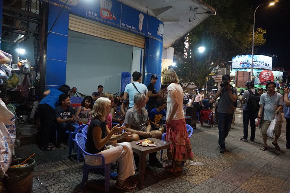 Cụ ông giành giật xe hàng rong với Đoàn liên ngành Quận 1: Ông Hải nên cư xử hợp tình, hợp lý hơn - Ảnh 4. Cụ ông giành giật xe hàng rong với Đoàn liên ngành Quận 1: Ông Hải nên cư xử hợp tình, hợp lý hơn - Ảnh 4.