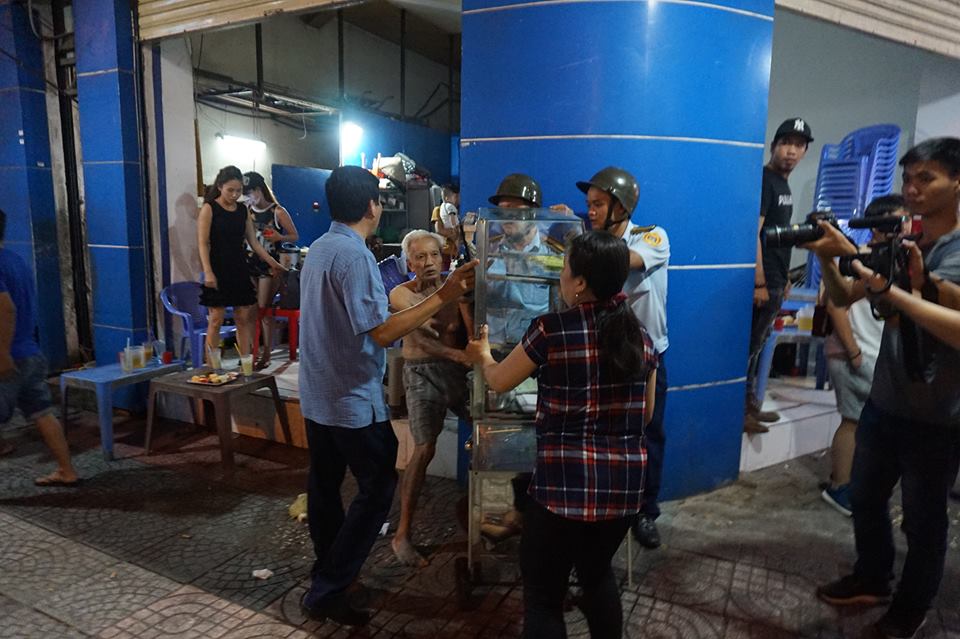 Cụ ông giành giật xe hàng rong với Đoàn liên ngành Quận 1: Ông Hải nên cư xử hợp tình, hợp lý hơn - Ảnh 2. Cụ ông giành giật xe hàng rong với Đoàn liên ngành Quận 1: Ông Hải nên cư xử hợp tình, hợp lý hơn - Ảnh 2.