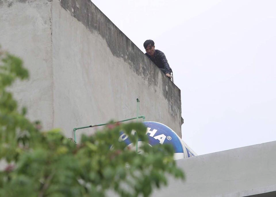 Hà Nội: Bắt giữ thanh niên ngáo đá cố thủ trên mái nhà - Ảnh 1. Hà Nội: Bắt giữ thanh niên ngáo đá cố thủ trên mái nhà - Ảnh 1.