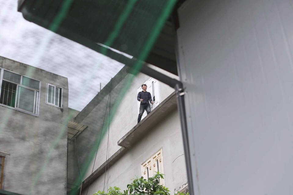 Hà Nội: Bắt giữ thanh niên ngáo đá cố thủ trên mái nhà - Ảnh 2. Hà Nội: Bắt giữ thanh niên ngáo đá cố thủ trên mái nhà - Ảnh 2.