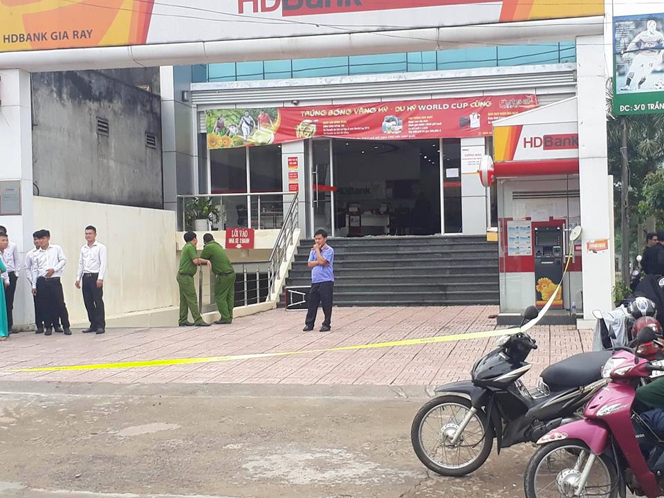 Vụ cướp ngân hàng táo tợn ở Đồng Nai: Đối tượng sử dụng mìn giả gây án - Ảnh 1. Vụ cướp ngân hàng táo tợn ở Đồng Nai: Đối tượng sử dụng mìn giả gây án - Ảnh 1.