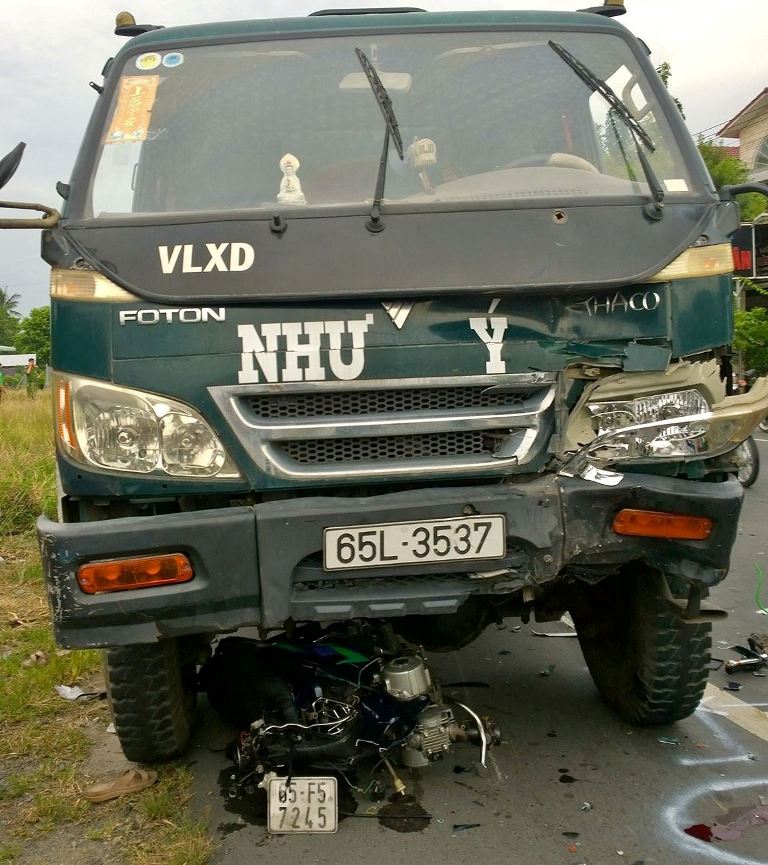 Cần Thơ: Đâm trực diện xe tải, nam thanh niên đi xe máy chết thảm - Ảnh 1. Cần Thơ: Đâm trực diện xe tải, nam thanh niên đi xe máy chết thảm - Ảnh 1.