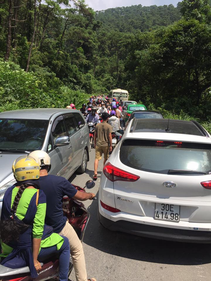 Đường lên Tam Đảo tắc nghẽn trong ngày đầu nghỉ lễ Quốc khánh - Ảnh 1. Đường lên Tam Đảo tắc nghẽn trong ngày đầu nghỉ lễ Quốc khánh - Ảnh 1.