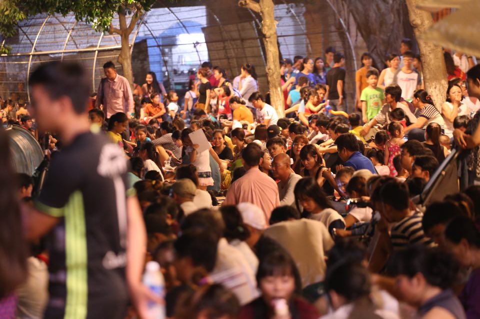 Người dân ở Sài Gòn trải bạt, chiếu ở Công viên Đầm Sen chờ xem pháo hoa mừng Tết Độc Lập - Ảnh 1. Người dân ở Sài Gòn trải bạt, chiếu ở Công viên Đầm Sen chờ xem pháo hoa mừng Tết Độc Lập - Ảnh 1.