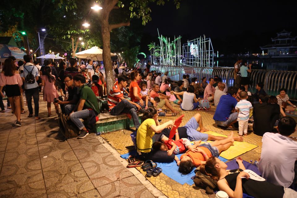 Người dân ở Sài Gòn trải bạt, chiếu ở Công viên Đầm Sen chờ xem pháo hoa mừng Tết Độc Lập - Ảnh 3. Người dân ở Sài Gòn trải bạt, chiếu ở Công viên Đầm Sen chờ xem pháo hoa mừng Tết Độc Lập - Ảnh 3.