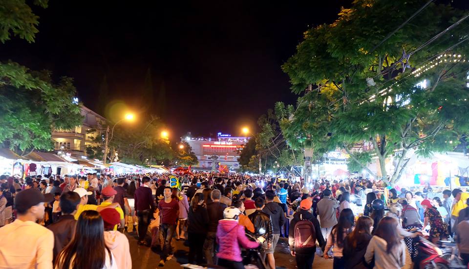Chùm ảnh: Giới trẻ khắp mọi miền háo hức dạo phố đêm Quốc Khánh 2/9 - Ảnh 9. Chùm ảnh: Giới trẻ khắp mọi miền háo hức dạo phố đêm Quốc Khánh 2/9 - Ảnh 9.