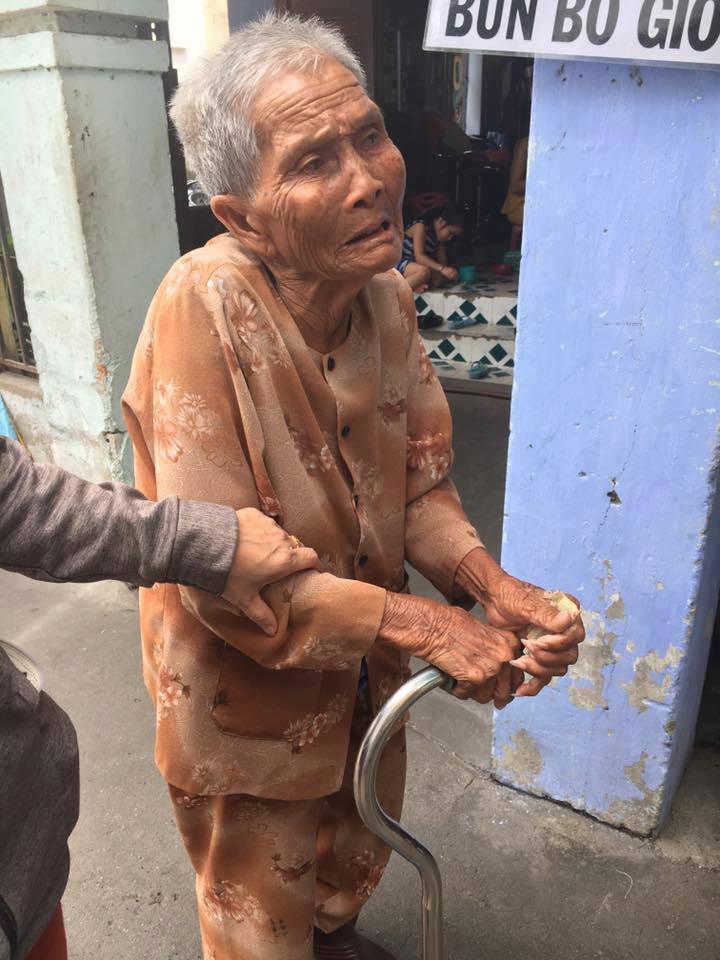 Cụ bà 80 tuổi bị nam thanh niên giật 560 tờ vé số và 400 nghìn đồng - Ảnh 1. Cụ bà 80 tuổi bị nam thanh niên giật 560 tờ vé số và 400 nghìn đồng - Ảnh 1.