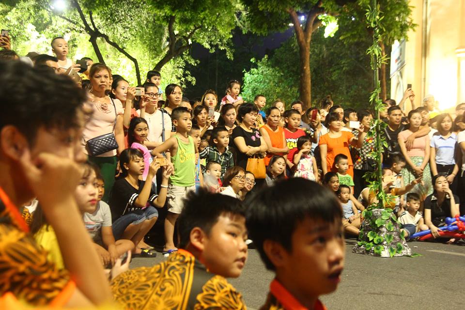 Chùm ảnh: Giới trẻ khắp mọi miền háo hức dạo phố đêm Quốc Khánh 2/9 - Ảnh 4. Chùm ảnh: Giới trẻ khắp mọi miền háo hức dạo phố đêm Quốc Khánh 2/9 - Ảnh 4.