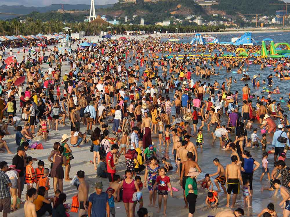 Hạ Long: Phòng nghỉ hết veo, ngàn khách chen nhau ra biển - Ảnh 2. Hạ Long: Phòng nghỉ hết veo, ngàn khách chen nhau ra biển - Ảnh 2.