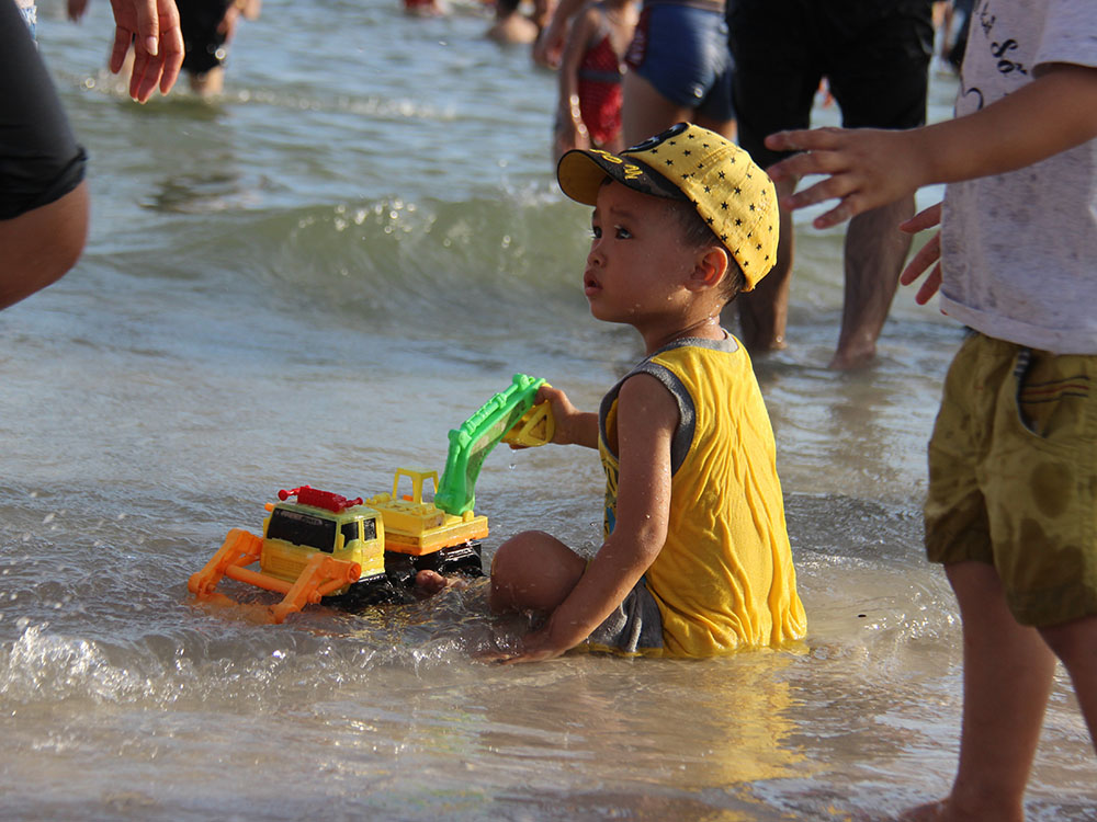 Hạ Long: Phòng nghỉ hết veo, ngàn khách chen nhau ra biển - Ảnh 5. Hạ Long: Phòng nghỉ hết veo, ngàn khách chen nhau ra biển - Ảnh 5.