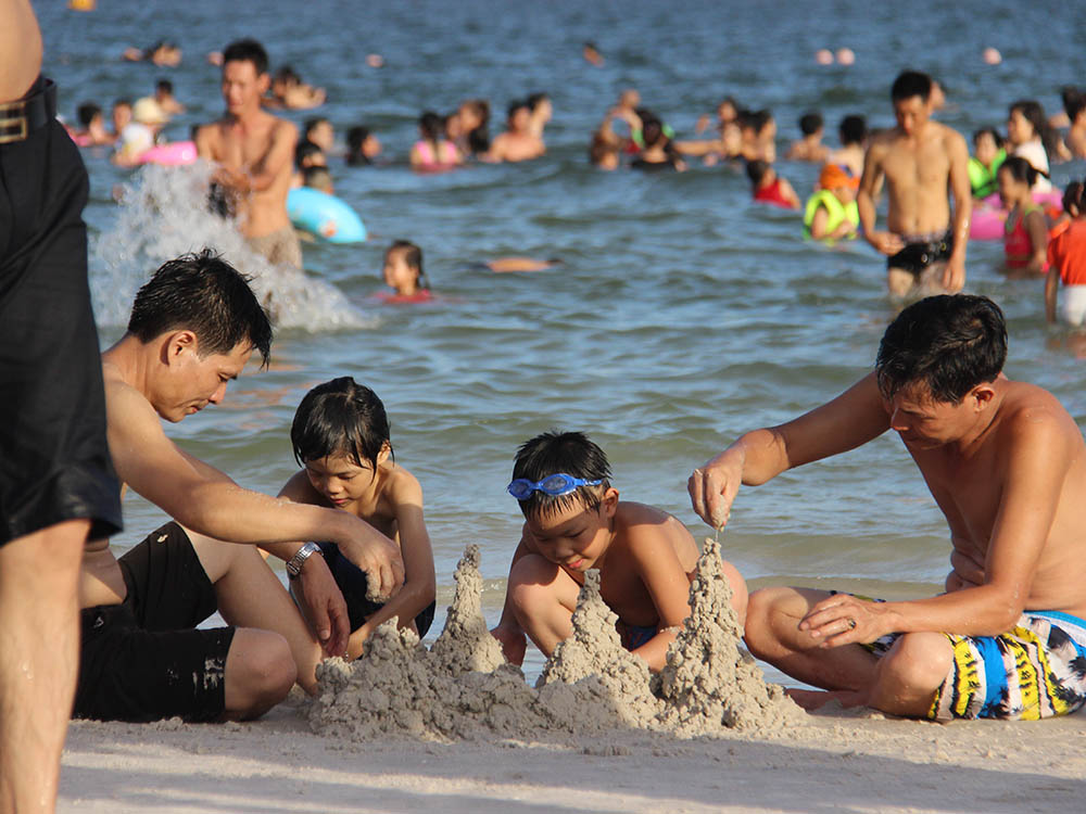 Hạ Long: Phòng nghỉ hết veo, ngàn khách chen nhau ra biển - Ảnh 7. Hạ Long: Phòng nghỉ hết veo, ngàn khách chen nhau ra biển - Ảnh 7.