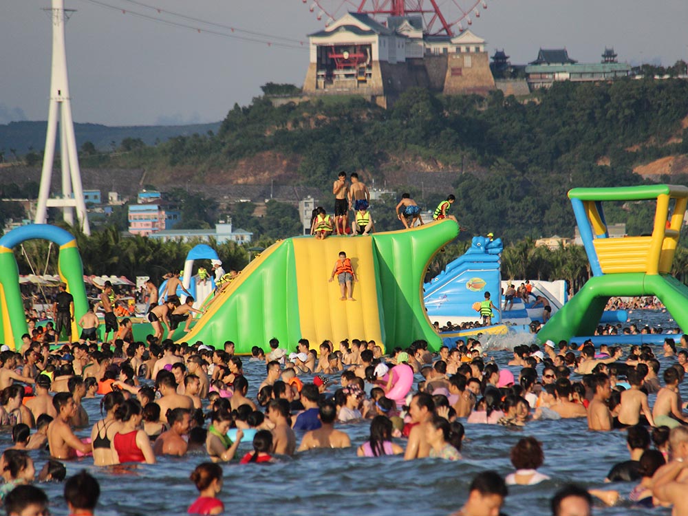 Hạ Long: Phòng nghỉ hết veo, ngàn khách chen nhau ra biển - Ảnh 9. Hạ Long: Phòng nghỉ hết veo, ngàn khách chen nhau ra biển - Ảnh 9.