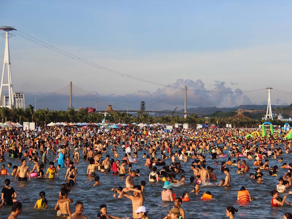 Hạ Long: Phòng nghỉ hết veo, ngàn khách chen nhau ra biển - Ảnh 10. Hạ Long: Phòng nghỉ hết veo, ngàn khách chen nhau ra biển - Ảnh 10.