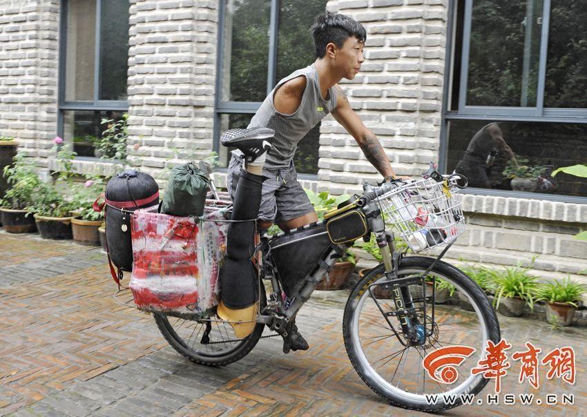 Dù cụt một bên chân và tay, chàng trai 9x vẫn cố đạp xe, nuôi hi vọng chinh phục ngọn núi Hoa Sơn nổi tiếng - Ảnh 1. Dù cụt một bên chân và tay, chàng trai 9x vẫn cố đạp xe, nuôi hi vọng chinh phục ngọn núi Hoa Sơn nổi tiếng - Ảnh 1.