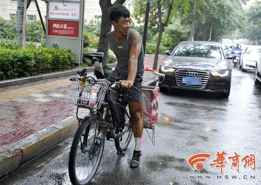 Dù cụt một bên chân và tay, chàng trai 9x vẫn cố đạp xe, nuôi hi vọng chinh phục ngọn núi Hoa Sơn nổi tiếng - Ảnh 2. Dù cụt một bên chân và tay, chàng trai 9x vẫn cố đạp xe, nuôi hi vọng chinh phục ngọn núi Hoa Sơn nổi tiếng - Ảnh 2.