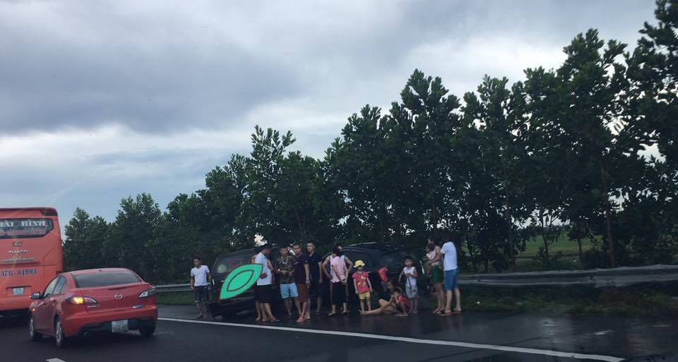 Tài xế chở vợ và con nhỏ gặp nạn trên cao tốc Pháp Vân - Ninh Bình, ô tô lật ngửa - Ảnh 1. Tài xế chở vợ và con nhỏ gặp nạn trên cao tốc Pháp Vân - Ninh Bình, ô tô lật ngửa - Ảnh 1.