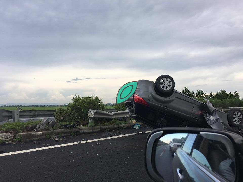 Tài xế chở vợ và con nhỏ gặp nạn trên cao tốc Pháp Vân - Ninh Bình, ô tô lật ngửa - Ảnh 3. Tài xế chở vợ và con nhỏ gặp nạn trên cao tốc Pháp Vân - Ninh Bình, ô tô lật ngửa - Ảnh 3.