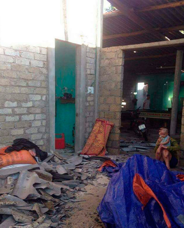 Lốc xoáy 10 phút giật bay hơn trăm mái nhà - Ảnh 2. Lốc xoáy 10 phút giật bay hơn trăm mái nhà - Ảnh 2.