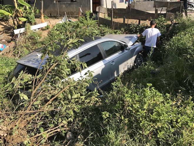 Cẩu xe Audi tiền tỷ từ ruộng rau muống lên sau tai nạn - Ảnh 2. Cẩu xe Audi tiền tỷ từ ruộng rau muống lên sau tai nạn - Ảnh 2.