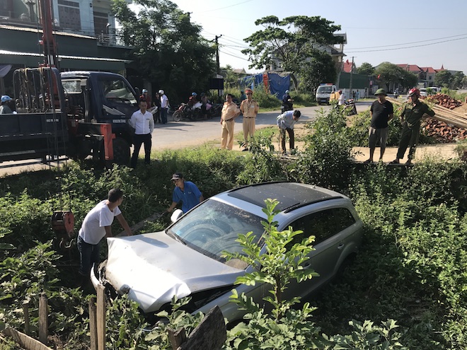 Cẩu xe Audi tiền tỷ từ ruộng rau muống lên sau tai nạn - Ảnh 3. Cẩu xe Audi tiền tỷ từ ruộng rau muống lên sau tai nạn - Ảnh 3.