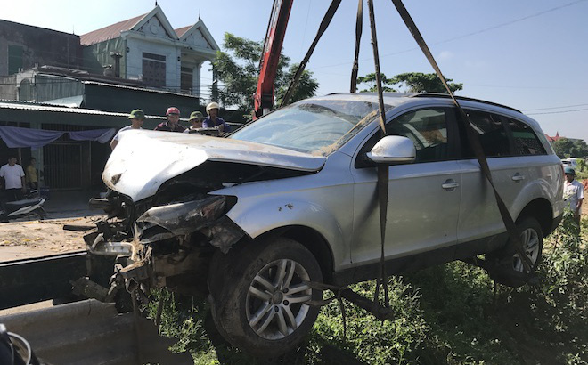 Cẩu xe Audi tiền tỷ từ ruộng rau muống lên sau tai nạn - Ảnh 1. Cẩu xe Audi tiền tỷ từ ruộng rau muống lên sau tai nạn - Ảnh 1.