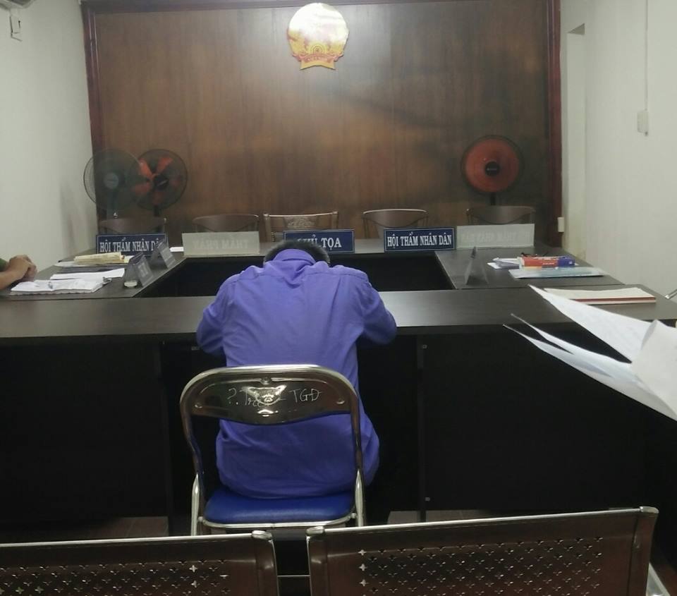 Xâm hại bé gái tật nguyền đến mang thai 9 tuần, yêu râu xanh lãnh án - Ảnh 2. Xâm hại bé gái tật nguyền đến mang thai 9 tuần, yêu râu xanh lãnh án - Ảnh 2.